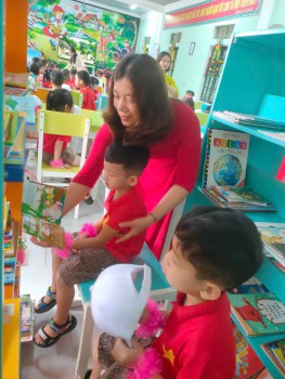 Trẻ Mầm non tham quan thư viện