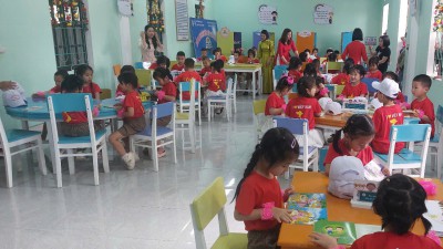 Trẻ tham quan thư viện