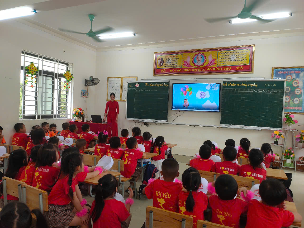 Trẻ giao lưu cùng anh chị lớp 1