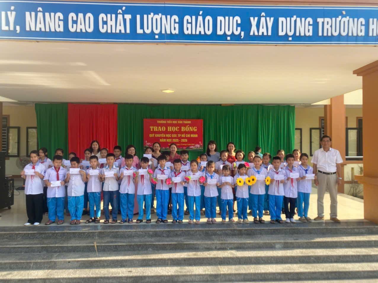 Lễ trao học bổng quỹ khuyến học QFS - TP Hồ Chí Minh năm học 2025 - 2026