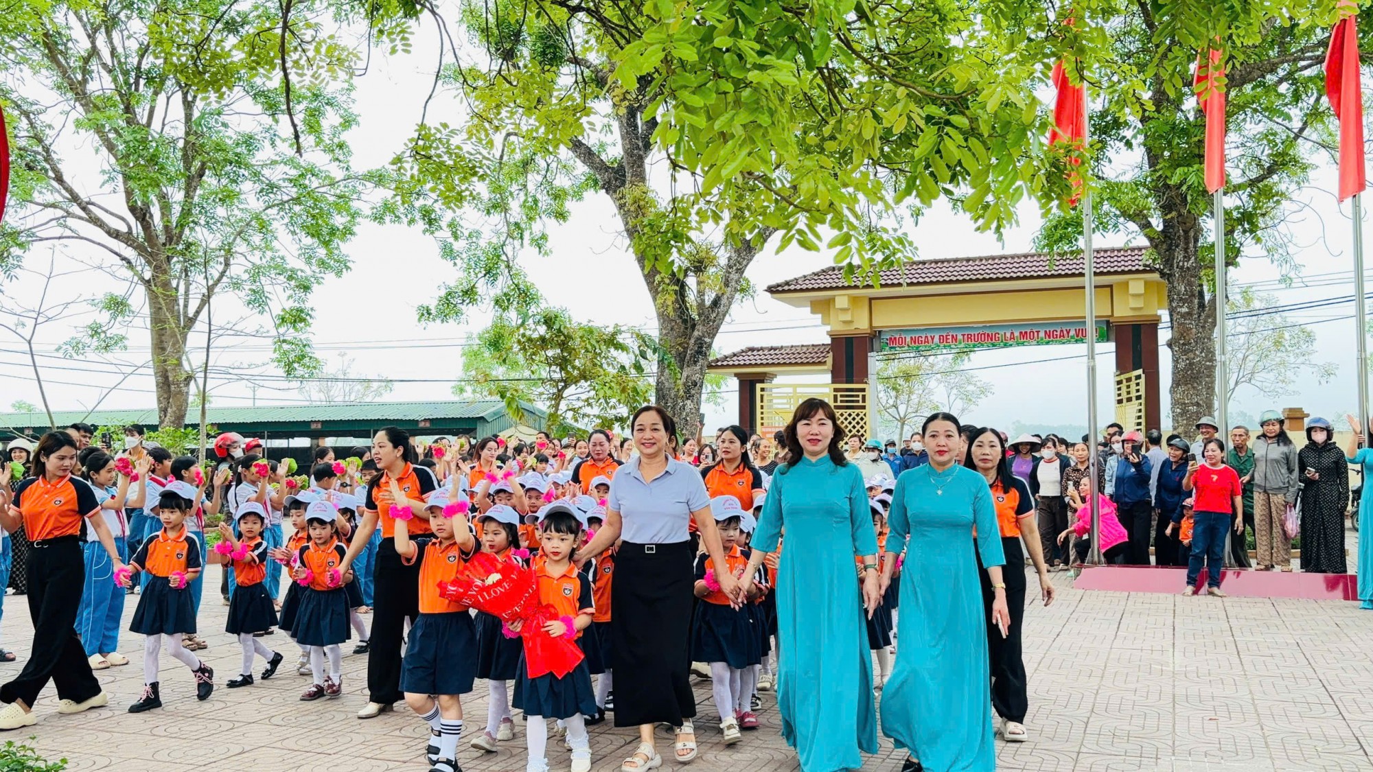 HOẠT ĐỘNG ĐÓN TRẺ 5 TUỔI – TRƯỜNG MẦM NON VĂN THÀNH THAM QUAN LÀM QUEN TRƯỜNG TIỂU HỌC